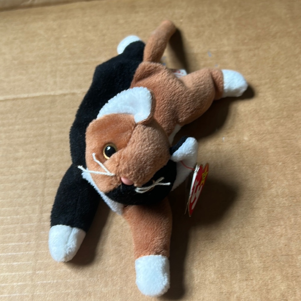 Ty beanie baby. Cat / kitten “Chip” Great condition. Tag still attached.